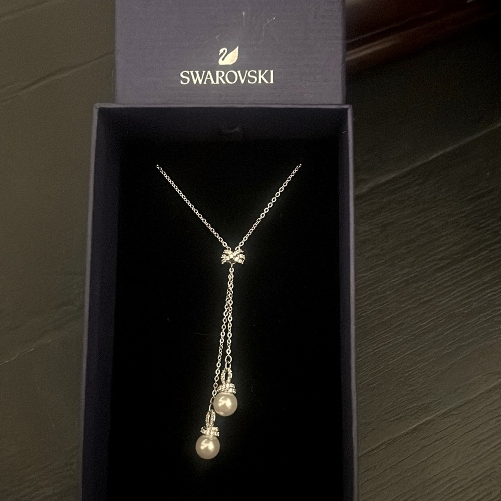 Swarovski Original White Pearl Y-Necklace

Y-shaped w/2 Swarovski Crystal Pearls